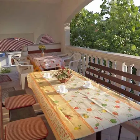 Two-bedroom In Ii Lägenhet Pula