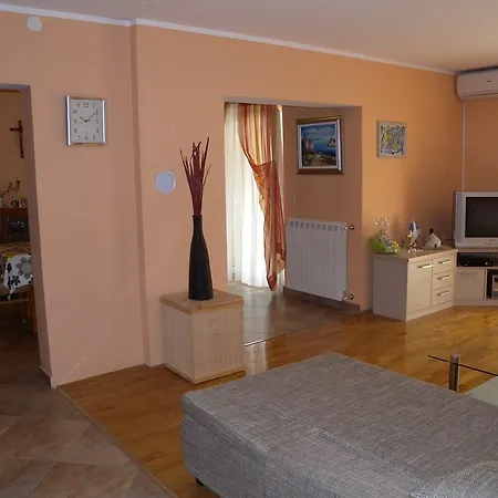 Two-bedroom In Ii Lägenhet Pula